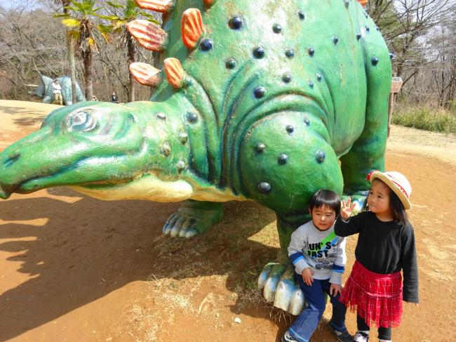 水戸森林公園 の恐竜で遊ぶ子供2
