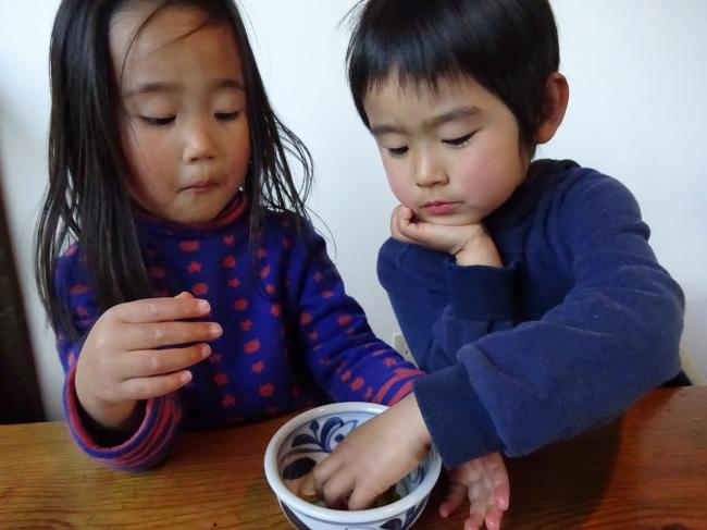 椛や 水戸 のお通しを夢中で食べる子