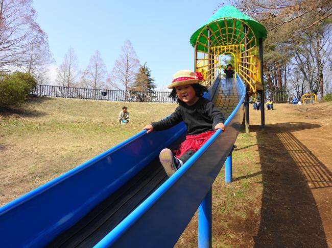 水戸森林公園 のロングすべり台で遊ぶ子供