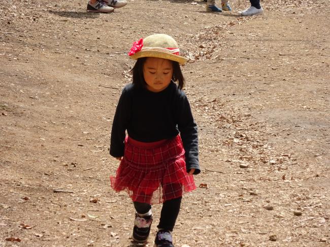 水戸森林公園 坂道を登る子供