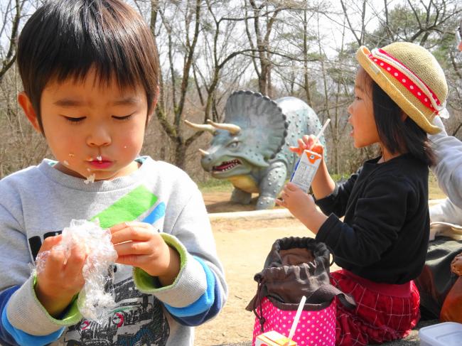 水戸森林公園 でお弁当を食べる子供