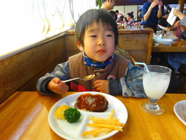 ハンバーグを美味しそうに食べる子