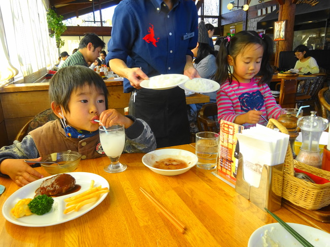 食事をする子供