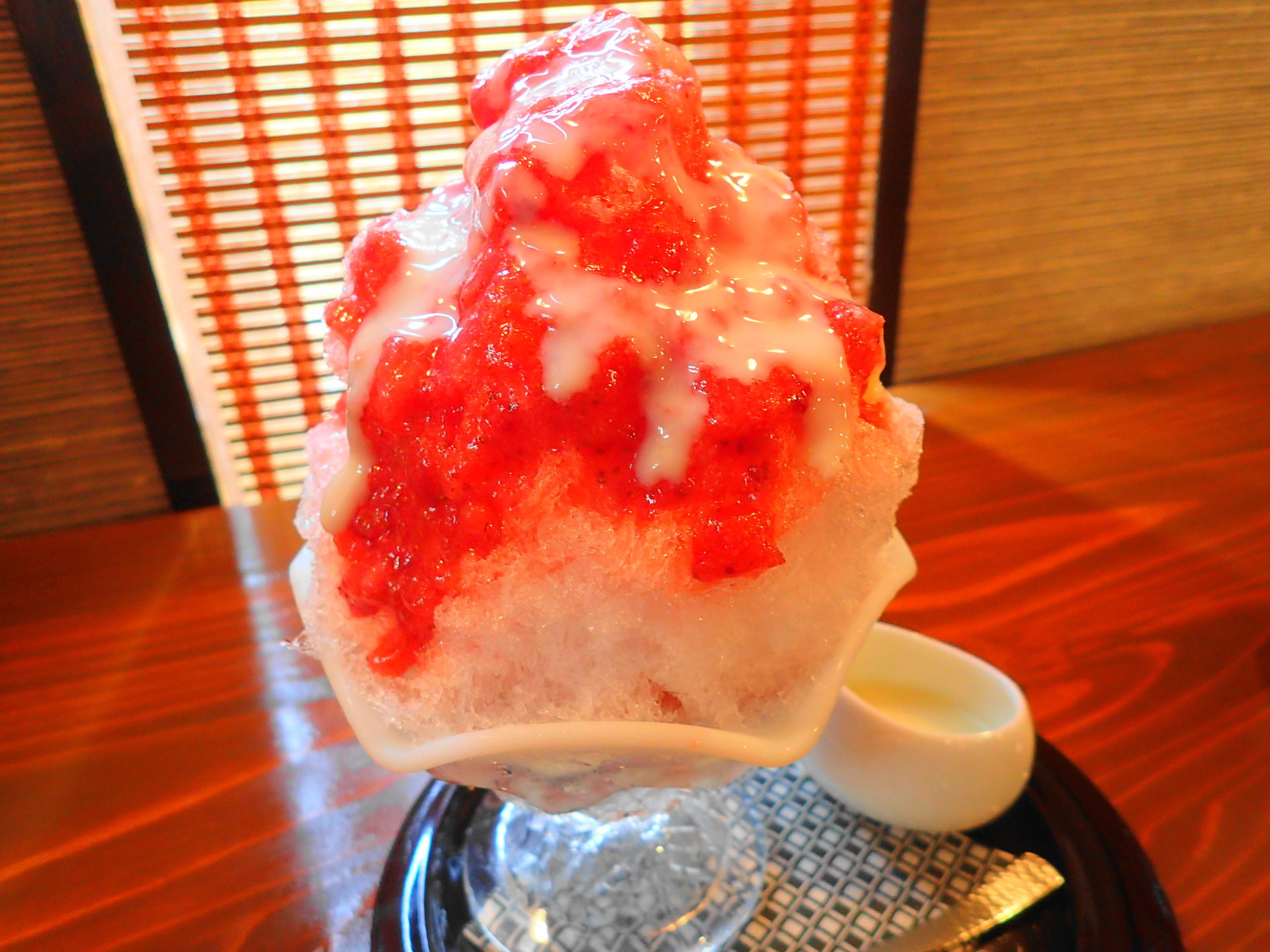 水戸の煎餅屋さん都炉美煎本舗で日光天然かき氷が食べられるよ！ - いばらじお♪