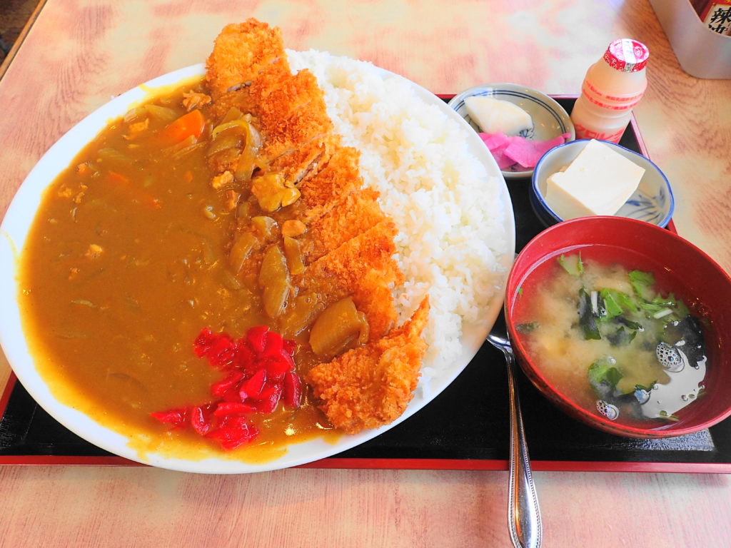 しをみ食堂 のデカ盛りカツカレーの写真