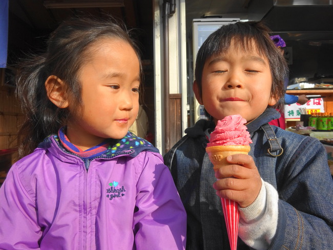 水戸梅まつり 2020 梅のソフトクリームを食べる子供