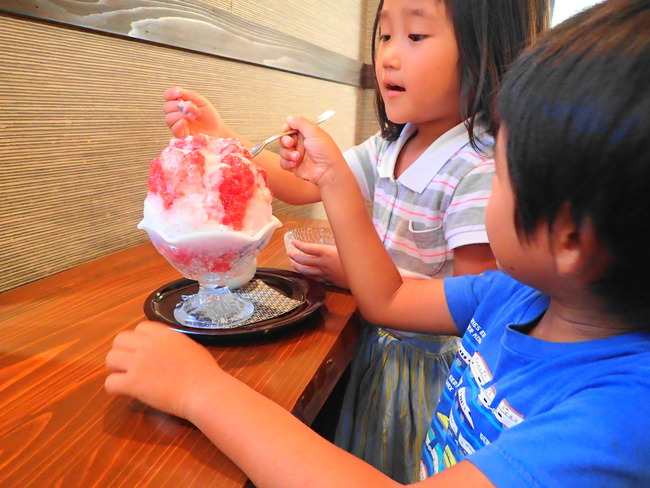 都炉美煎本舗のかき氷を食べる子