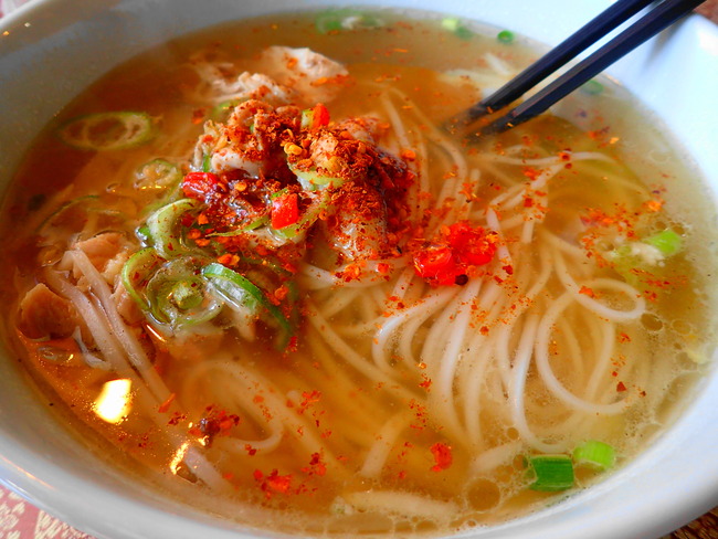 タイラーメンに調味料を入れた写真