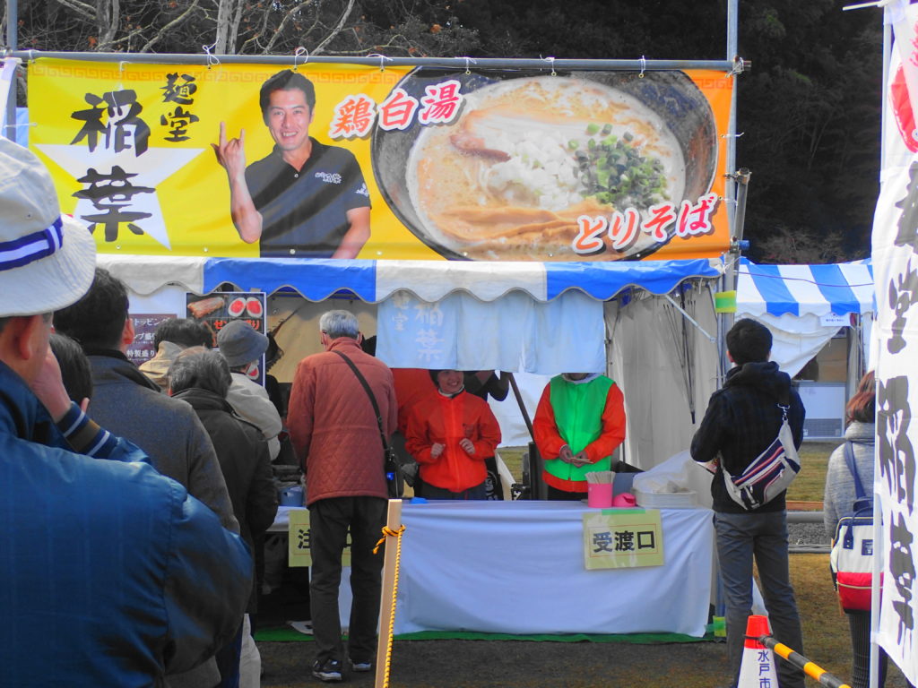 水戸のラーメンまつり出店ブース（麺堂 稲葉）に並ぶ