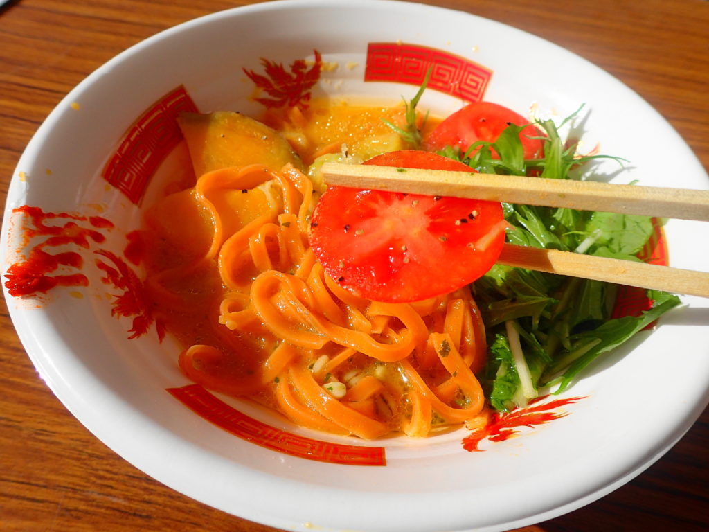 ラーメンに入ったトマト