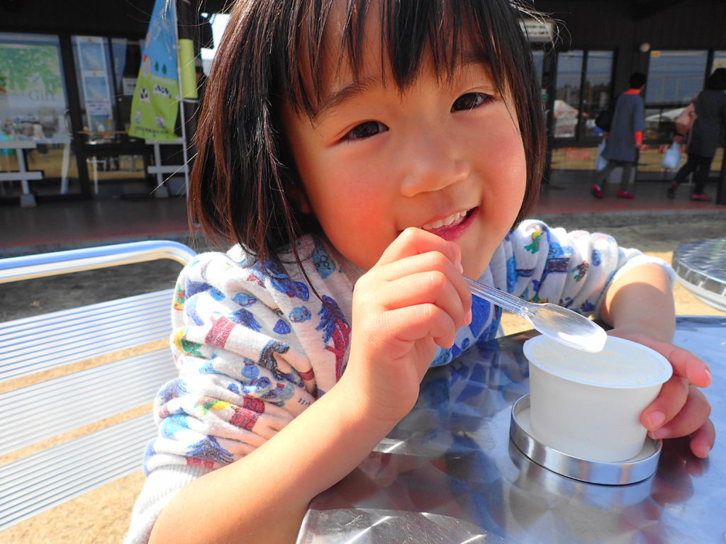 おみたまヨーグルトを食べる子