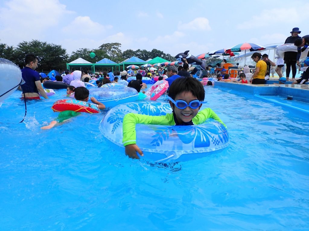 流れるプールで遊ぶ息子