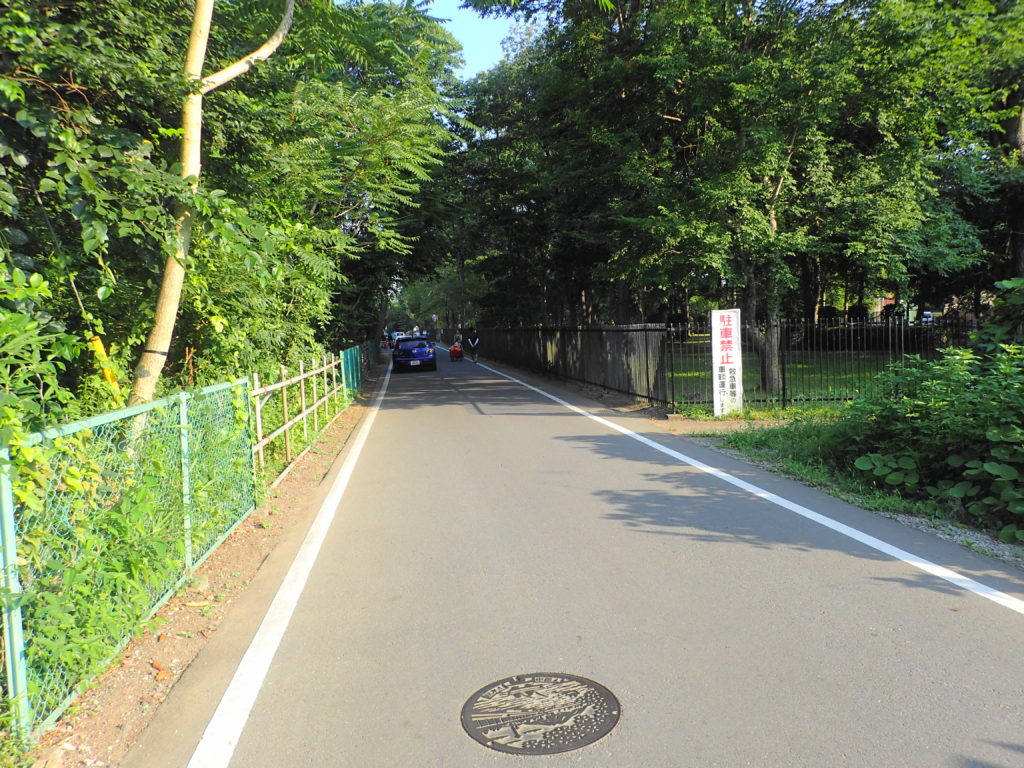 民間駐車場に向かう道路