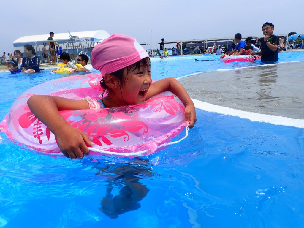 流れるプールで遊ぶ娘