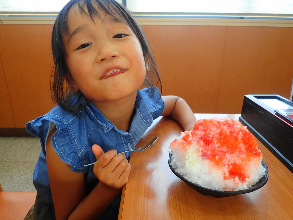 かき氷を食べる子供