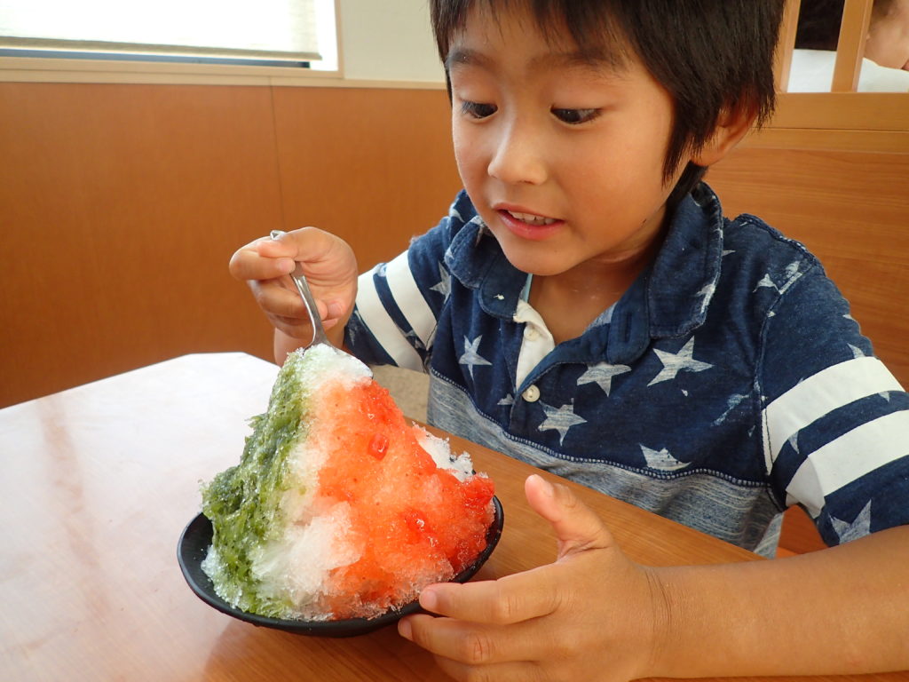 かき氷イタリアンスペシャルを食べる子供