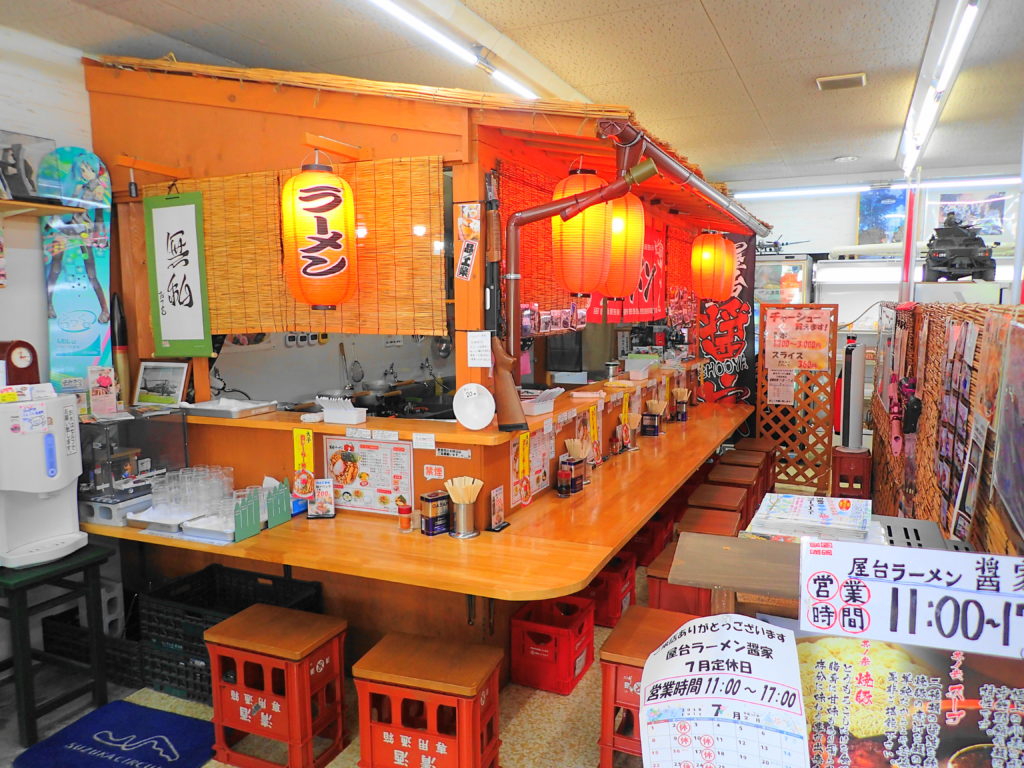 コンビニエンスストアKONISHIYAの店内