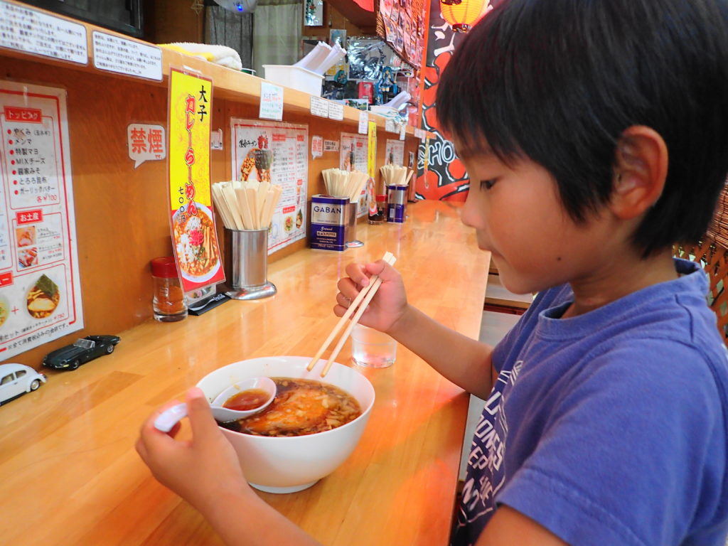 半ラーメンを食べる息子