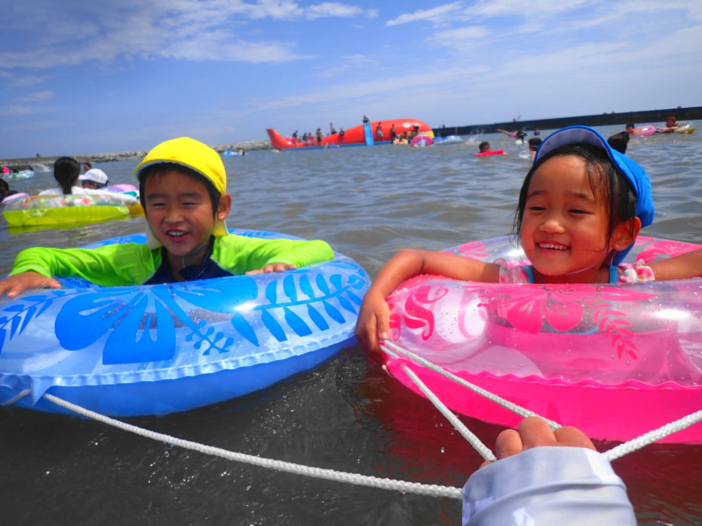 浮き輪で遊ぶ子供