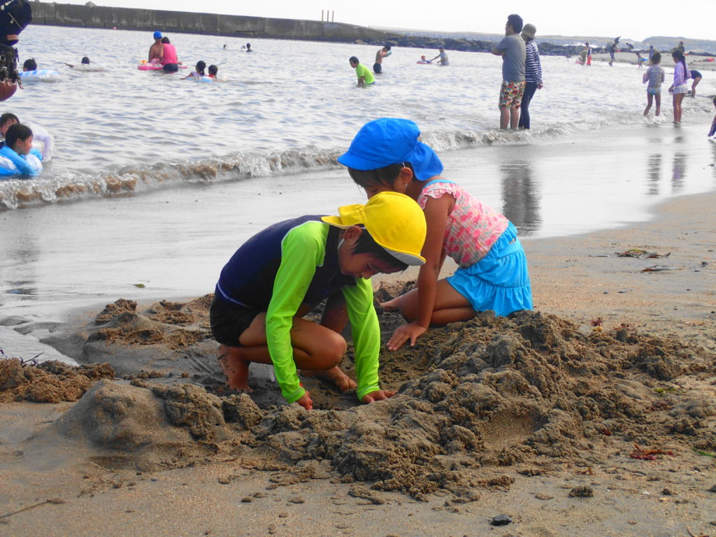 浜辺で遊ぶ子供