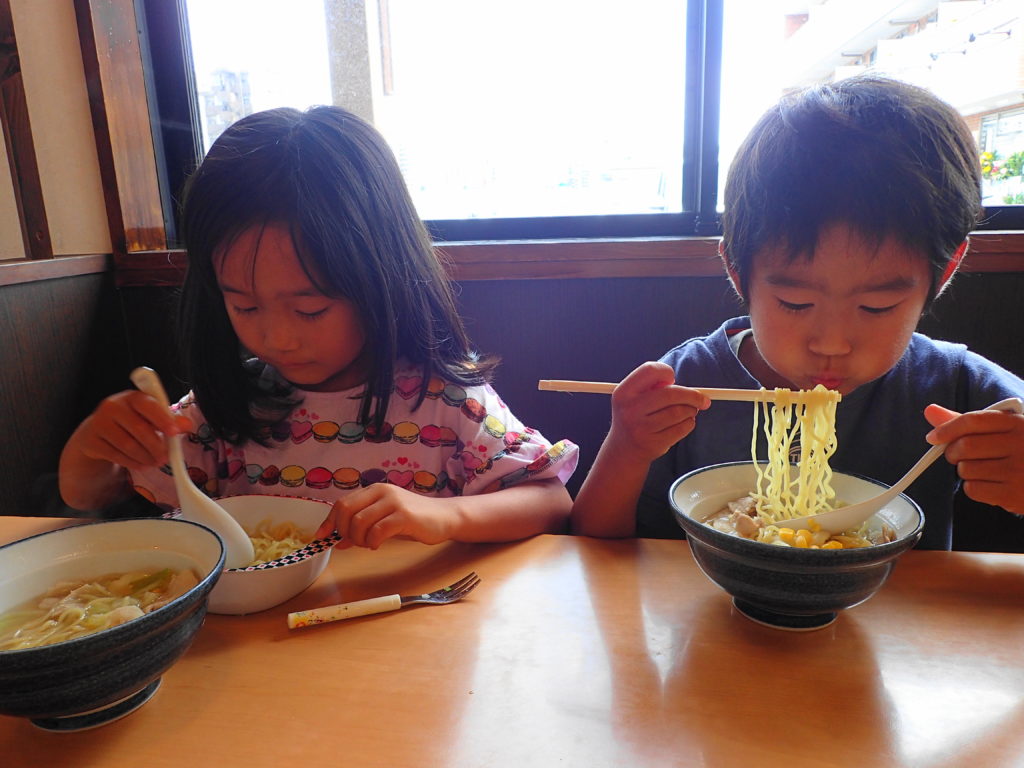 お子様らーめんを食べる子