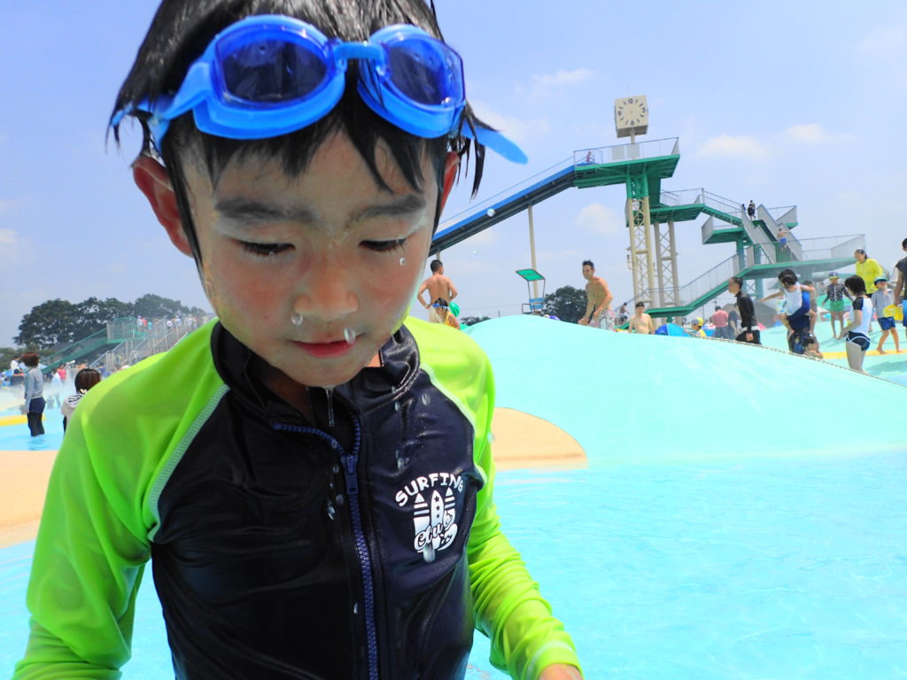 プールで遊ぶ子供の写真