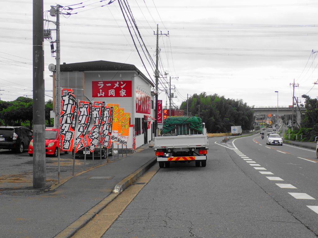 山岡家牛久店の外観2