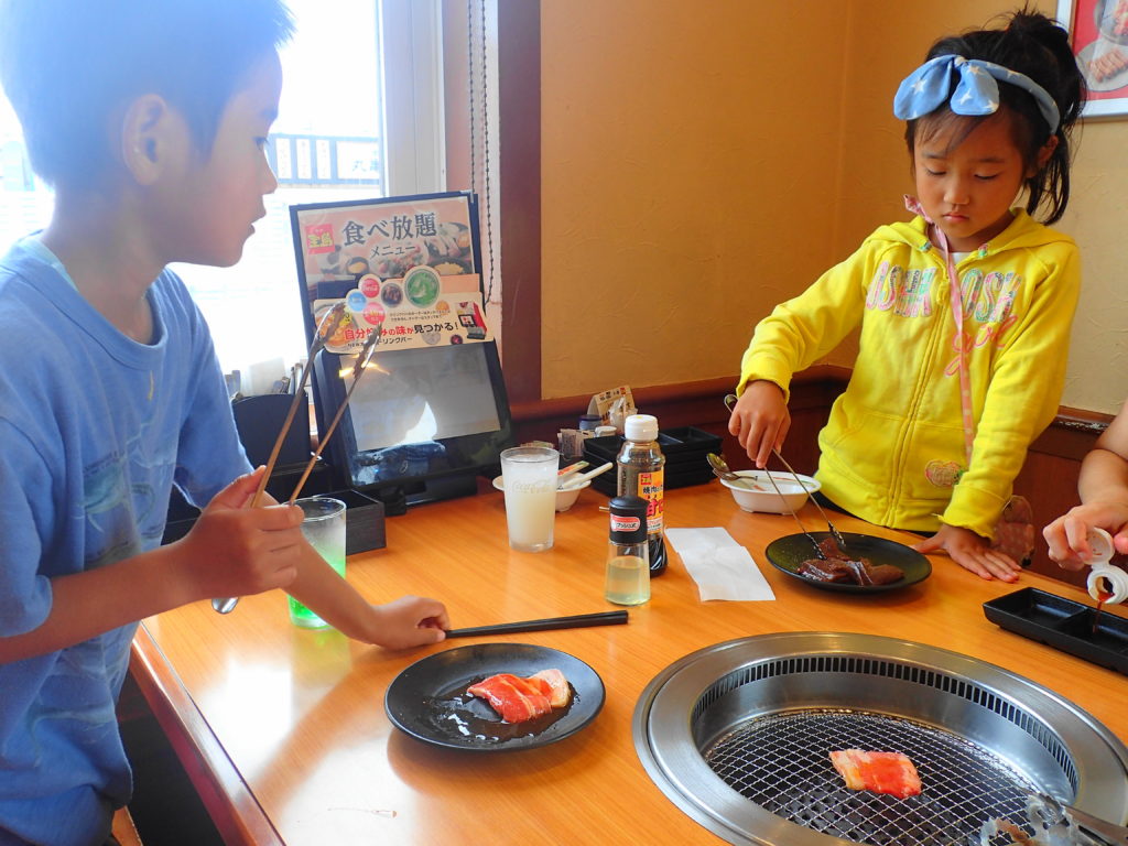 宝島 ランチ 肉を焼く子供たち