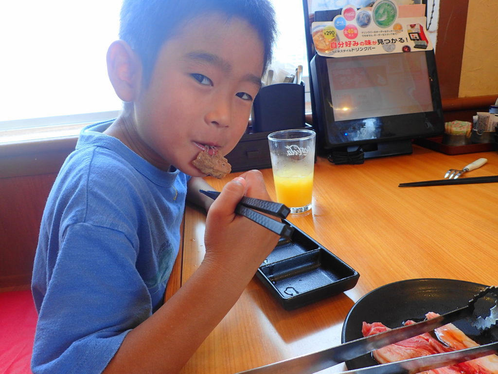 宝島 ランチ お肉を喜んで食べる小学生