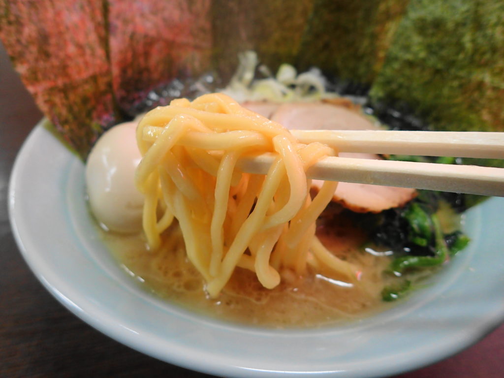 軽く麺をリフトアップ