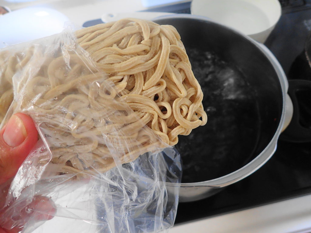 麺を茹でる