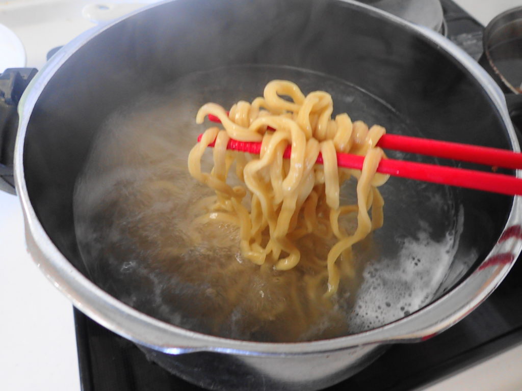 魔人豚の極太麺