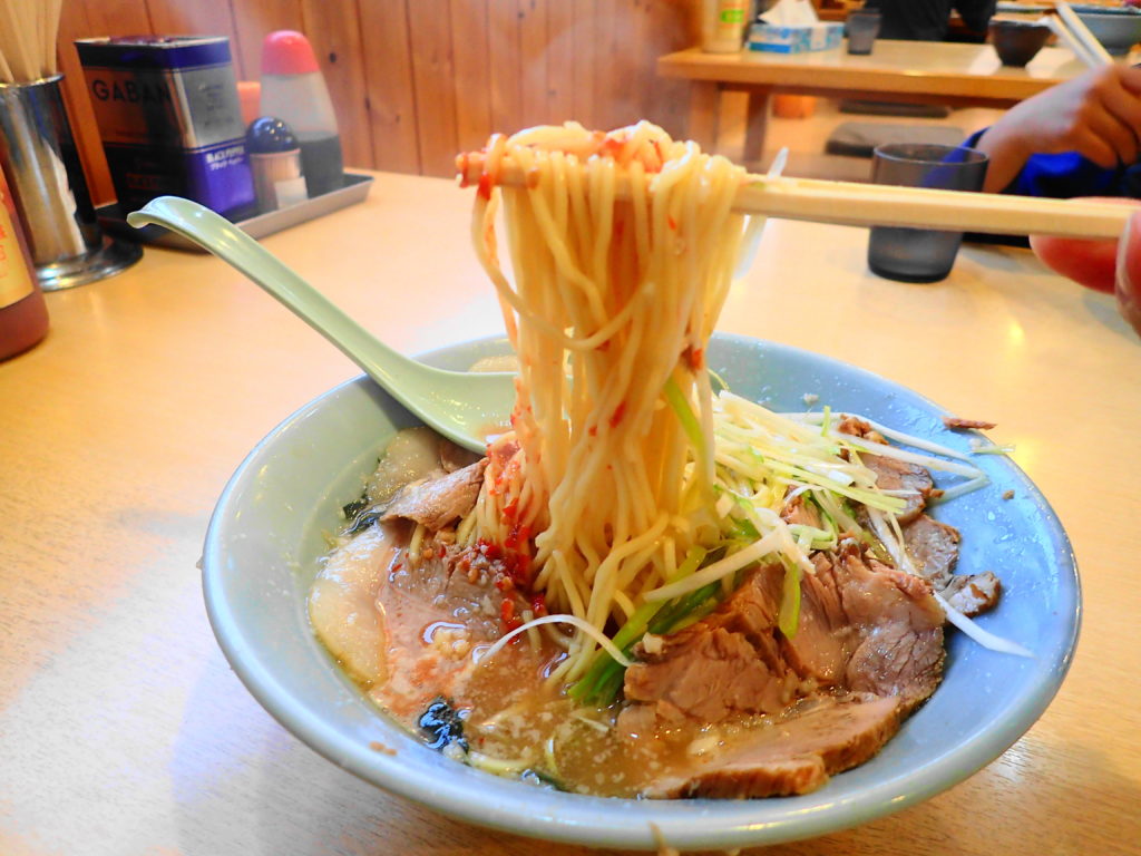 調味料で味変後のラーメン