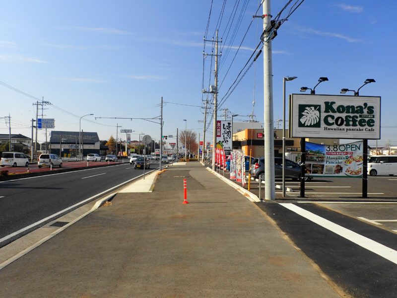 コナズ珈琲 水戸 前の道路と看板（目印）