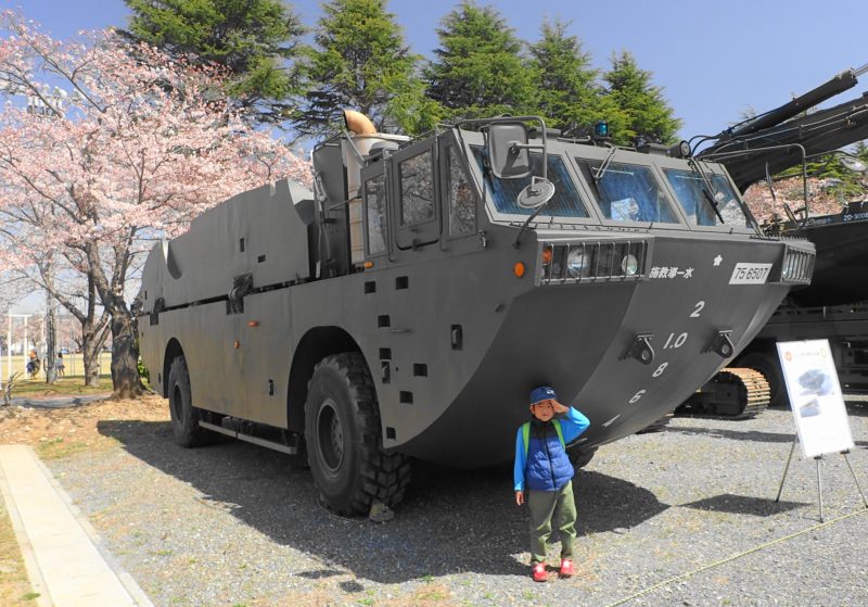 陸上自衛隊勝田駐屯地 桜 お花見 特殊車両と記念撮影