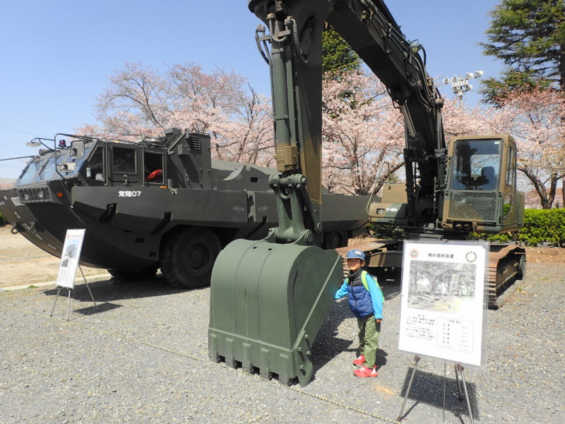 陸上自衛隊勝田駐屯地 桜 お花見 車両展示