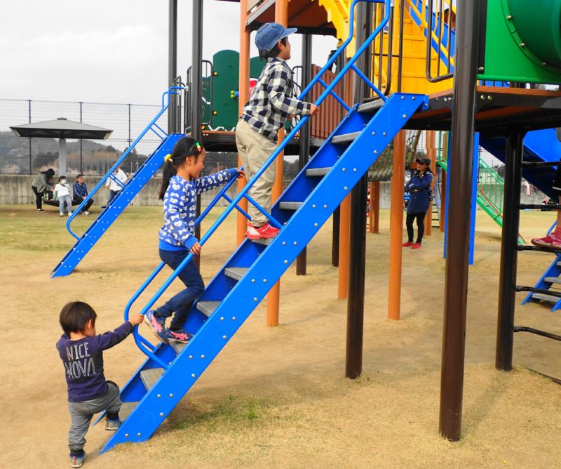 笠間市総合公園 遊具で遊ぶ子2