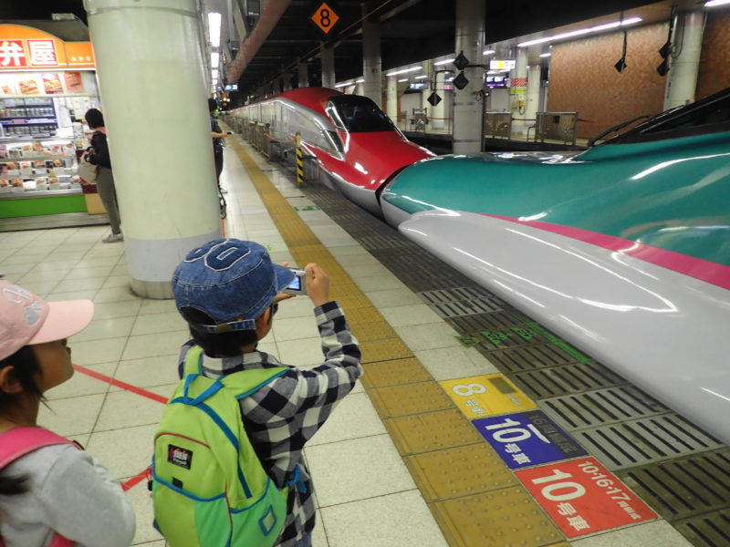 上野駅で子どもと新幹線を見学 写真を撮る息子