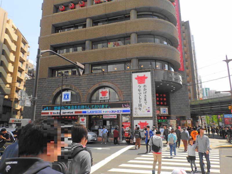 肉の万世本店 電車 お店の外観1