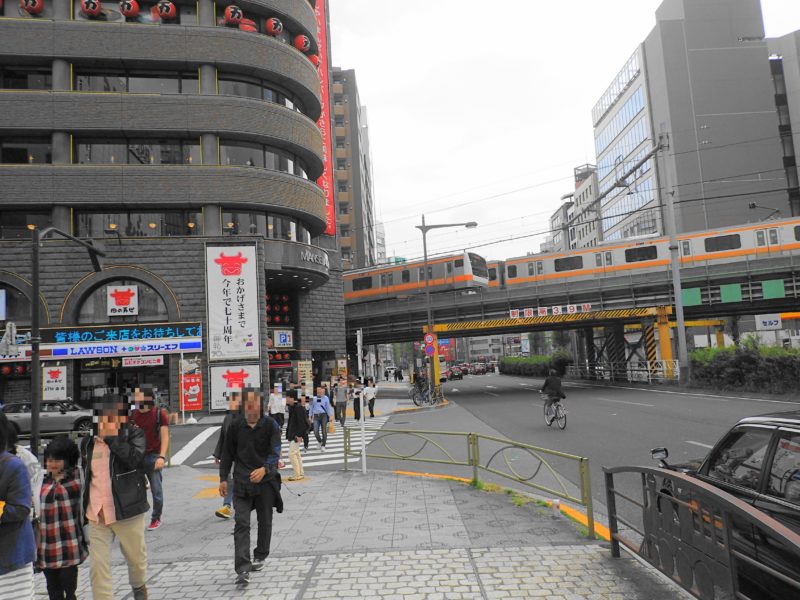 肉の万世本店 電車 お店の外観2