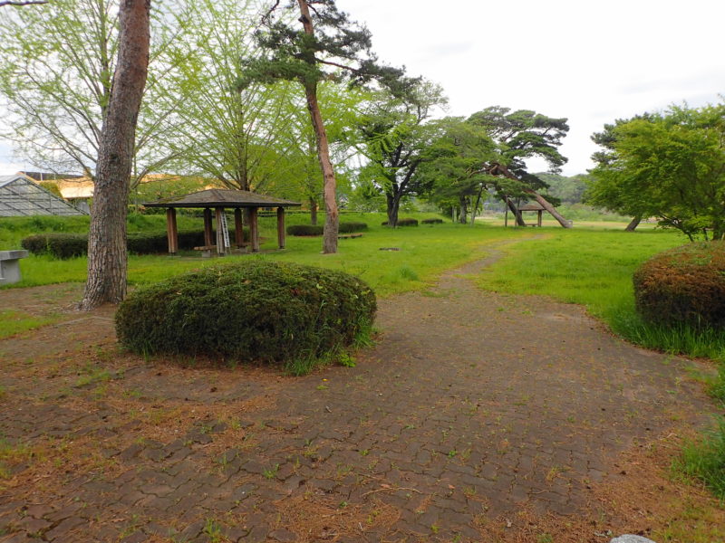 茨城穴場キャンプ場 清流公園 のベンチと四阿（あずまや）