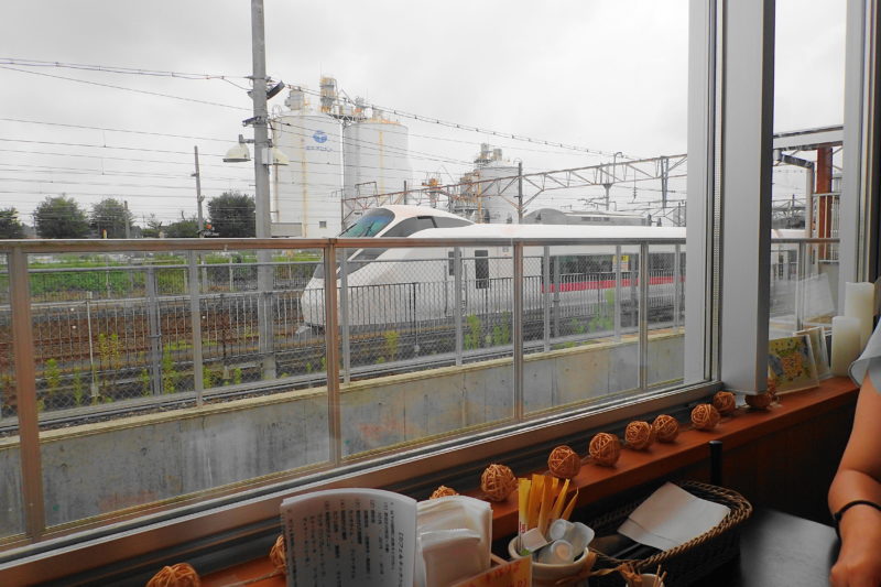 カフェ&キッチンともあ の店内から見える電車