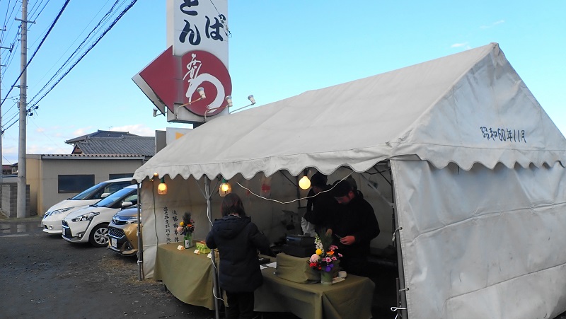 水戸 年越しそば 蕎麦処みかわ持ち帰り用の蕎麦を販売しているテント