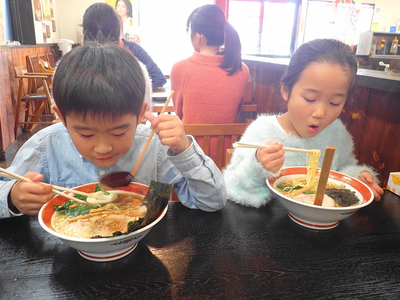 ラーメンを食べる子供