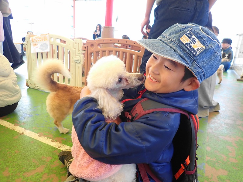 犬を抱っこして笑顔の息子