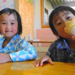 水戸 銭湯 でソフトクリームを食べる子供