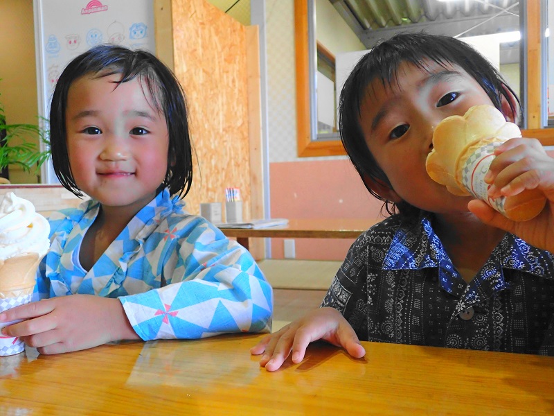 水戸 銭湯 でソフトクリームを食べる子供