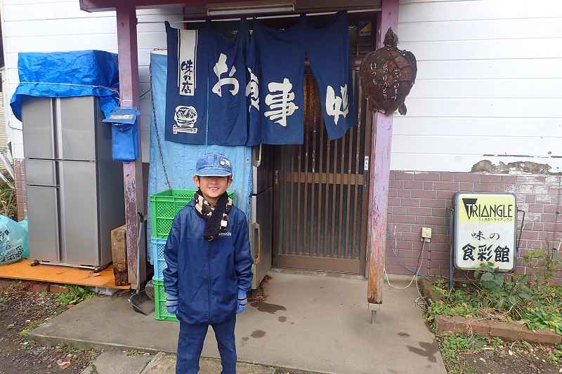 味の食彩館 入口で記念写真