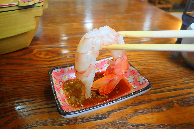 赤エビの刺身を食べる