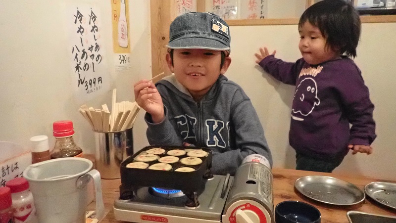 たこ焼きを焼く子供